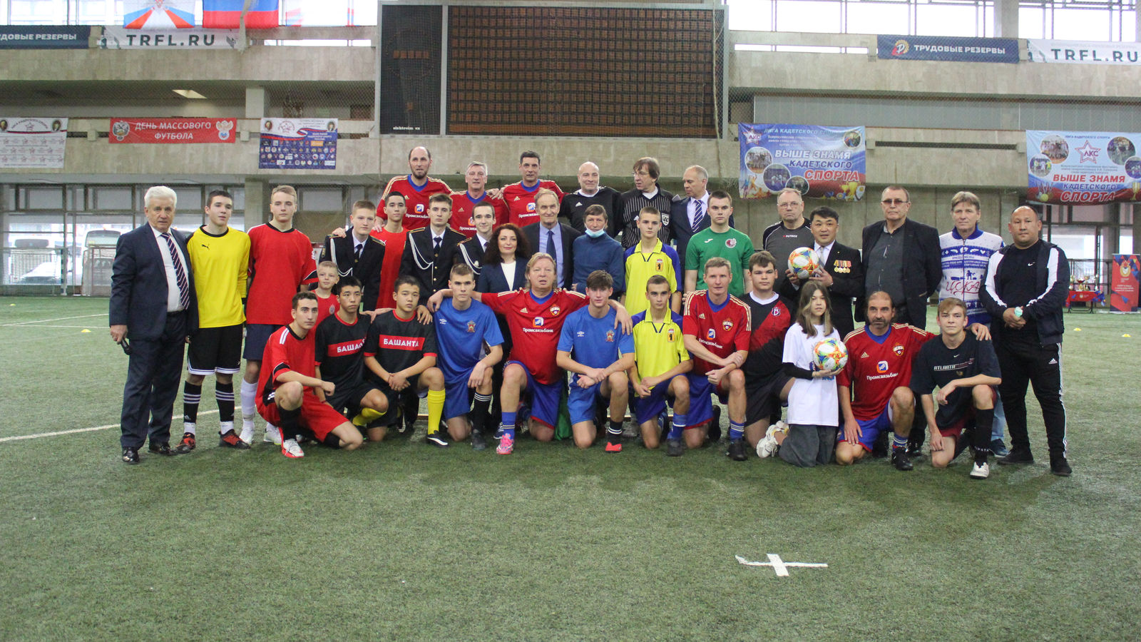 В товарищеской встрече по футболу команда ветеранов ЦСКА не оставила шанса воспитанникам кадетских училищ