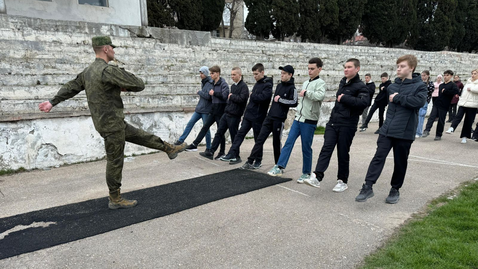 ВОЕННОСЛУЖАЩИЕ СЕВАСТОПОЛЬСКОЙ СПОРТИВНОЙ РОТЫ ЦСКА ПРОВЕЛИ ТРЕНИРОВКУ ПО СТРОЕВОЙ ПОДГОТОВКЕ ДЛЯ ЮНАРМЕЙЦЕВ К ПАРАДУ ПОБЕДЫ 9 МАЯ