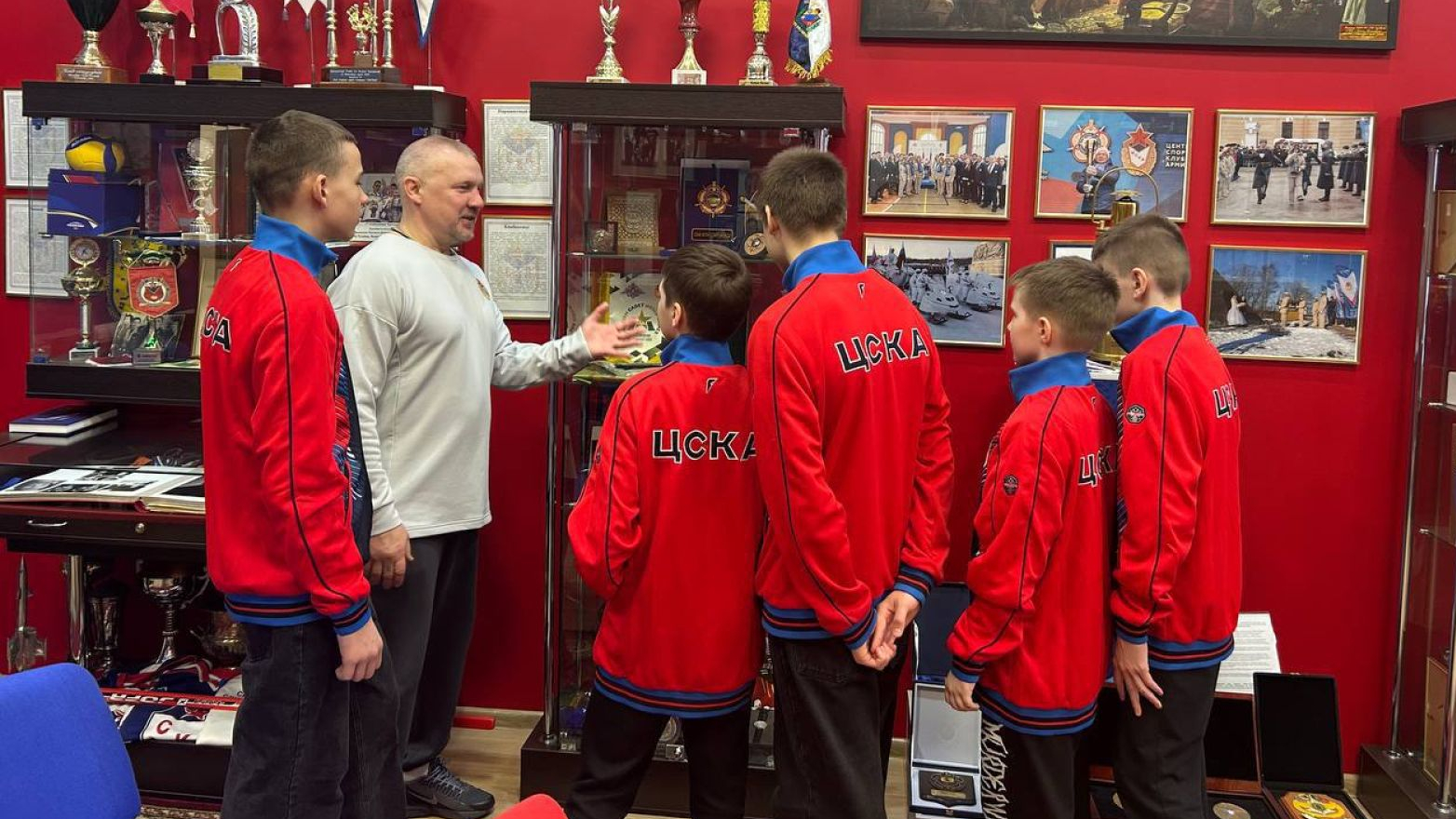 Воспитанники спортцентра Североморска посетили Музей спортивной славы СКА