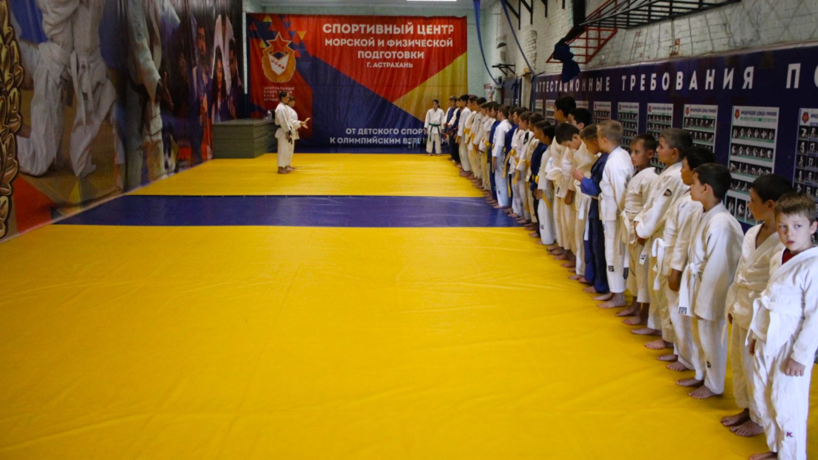 Воспитанники СЦ ЦСКА г. Астрахань отметили День флага