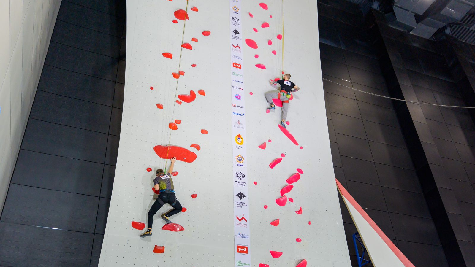 В центре скалолазания ЦСКА прошли соревнования с участием спортсменом с пода