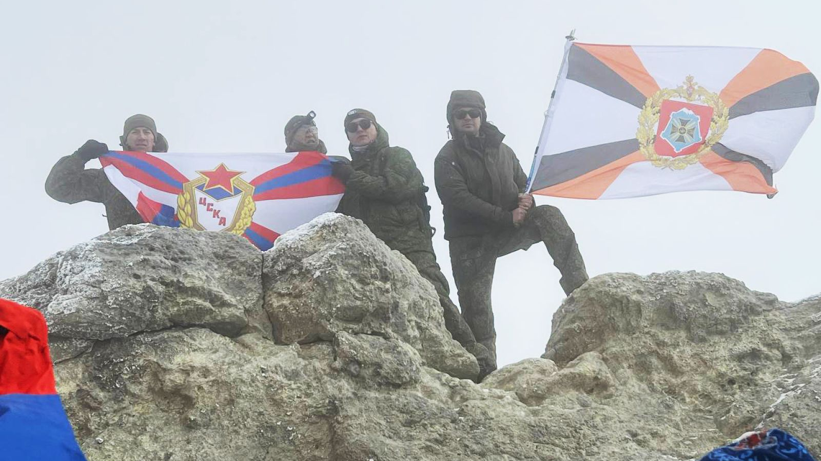 Делегация ВС РФ покорила вершину горы Дамаванд