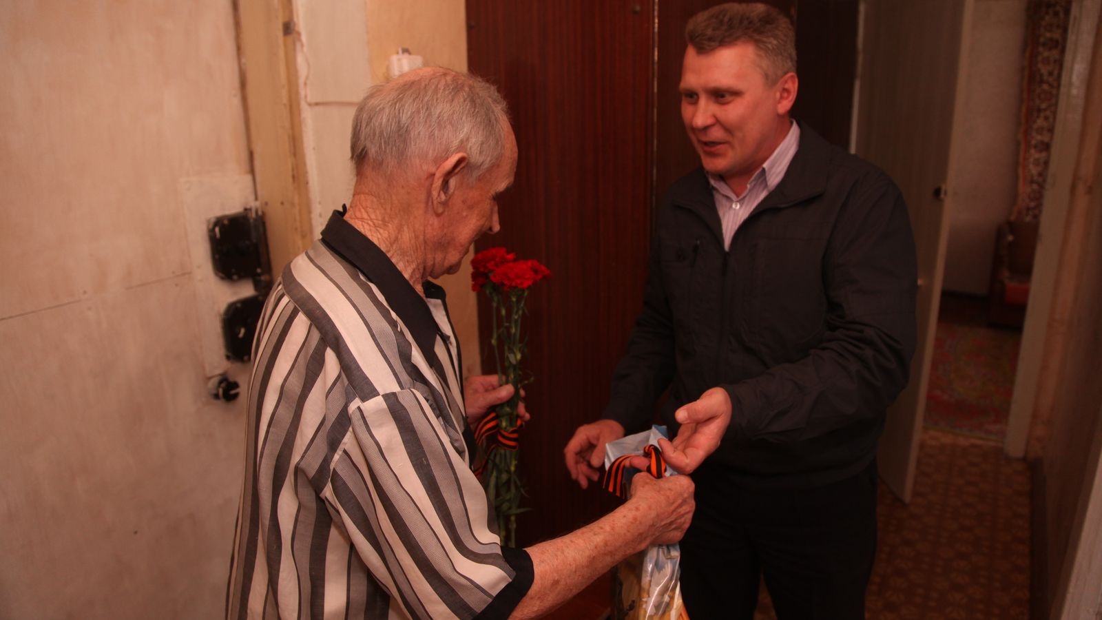 Накануне Дня Победы сотрудники ЦСКА/Самара поздравили ветерана