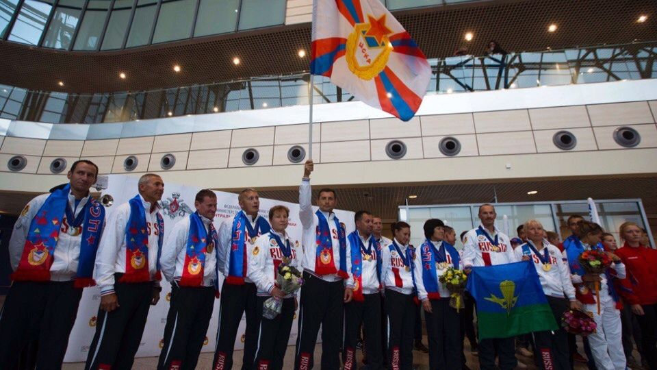 «Золотой» рейс с армейскими парашютистами приземлился в Москве