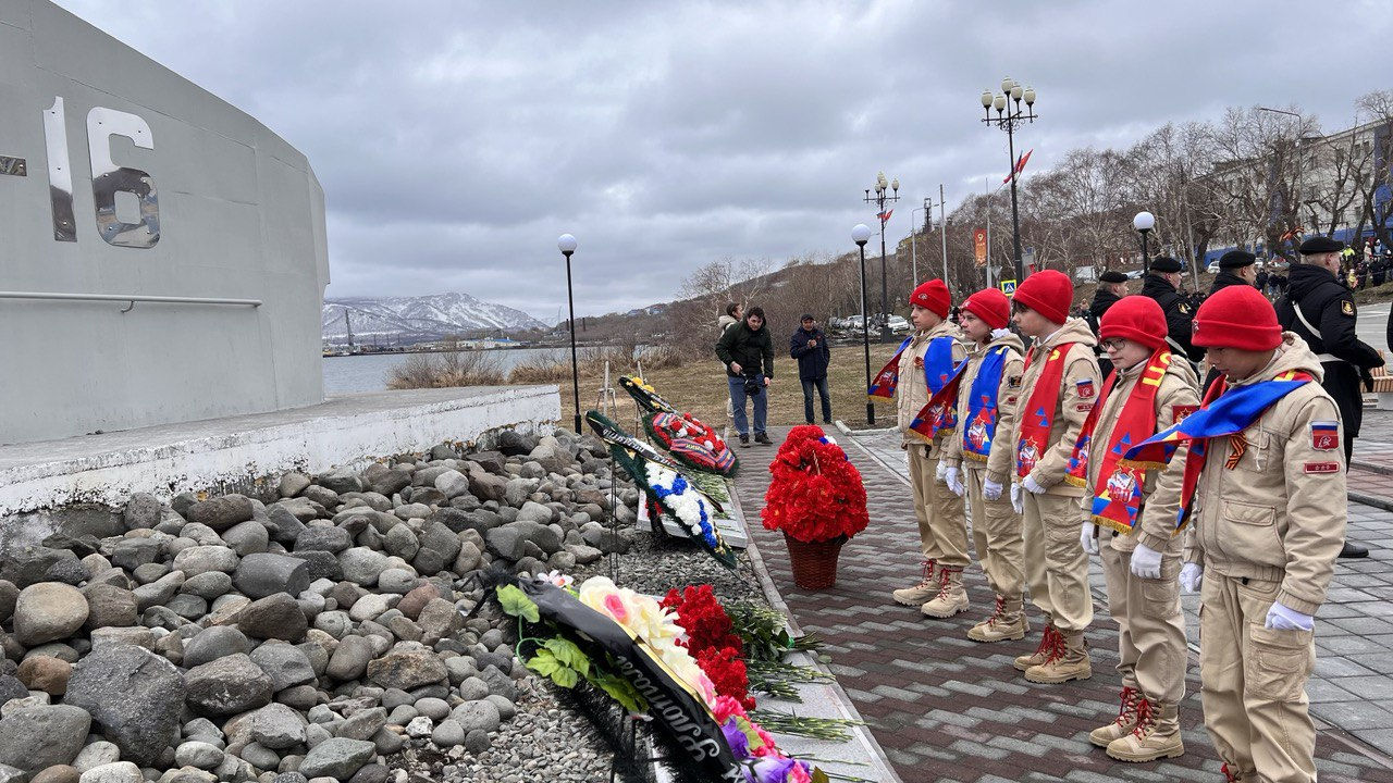 Юнармейцы СОК (г. Вилючинск) филиала ЦСКА/Хабаровск в День Победы возложили венки и цветы к памятнику героям-подводникам