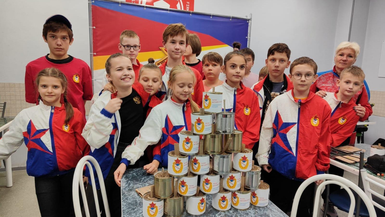 Тепло детских сердец. Воспитанники спортивной школы ЦСКА г. Геленджик изготовили окопные свечи для бойцов специальной военной операции