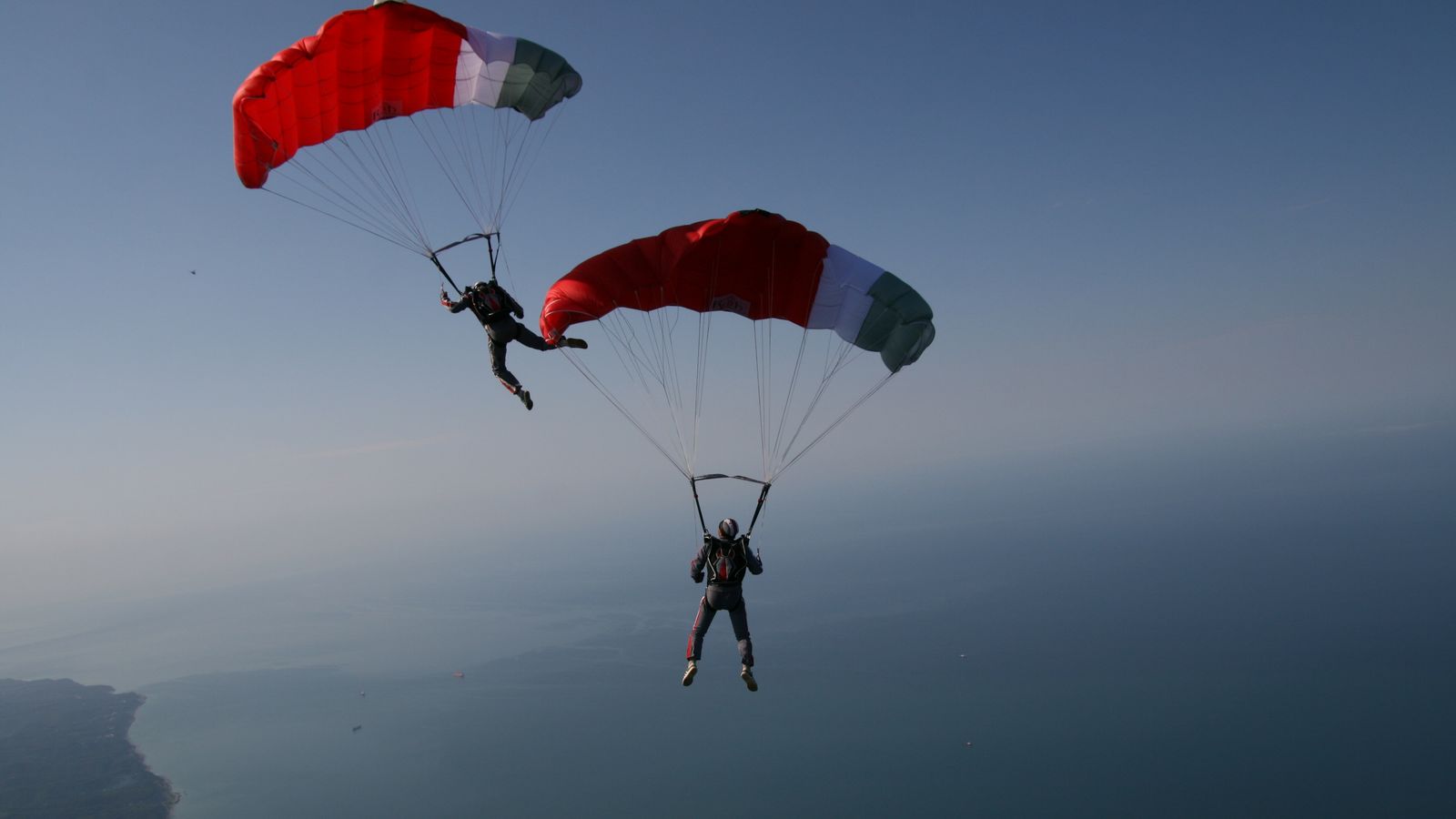 Сильнейшие парашютисты мира приглашают журналистов на тренировку