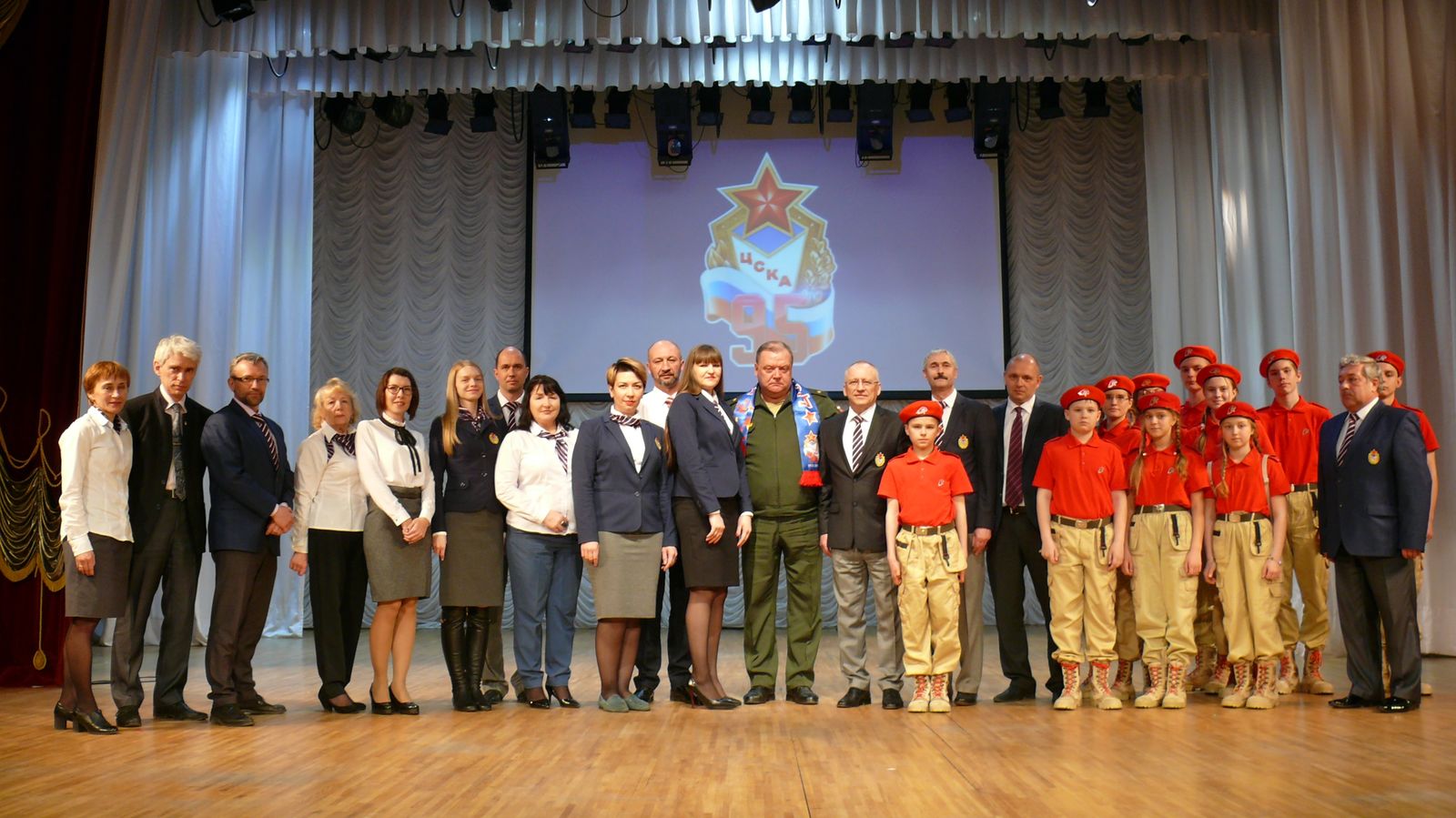 Поздравить ветеранов филиала ФАУ МО РФ ЦСКА (СКА г. Хабаровск) на торжественное собрание в честь 95-летия ЦСКА пришли юнармейцы города