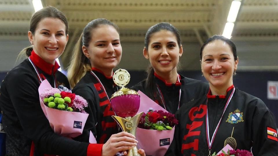 Инна Дериглазова Юлия Бирюкова и Кристина Самсонова (ЦСКА) выиграли командный турнир рапиристок на Кубке России в Лобне