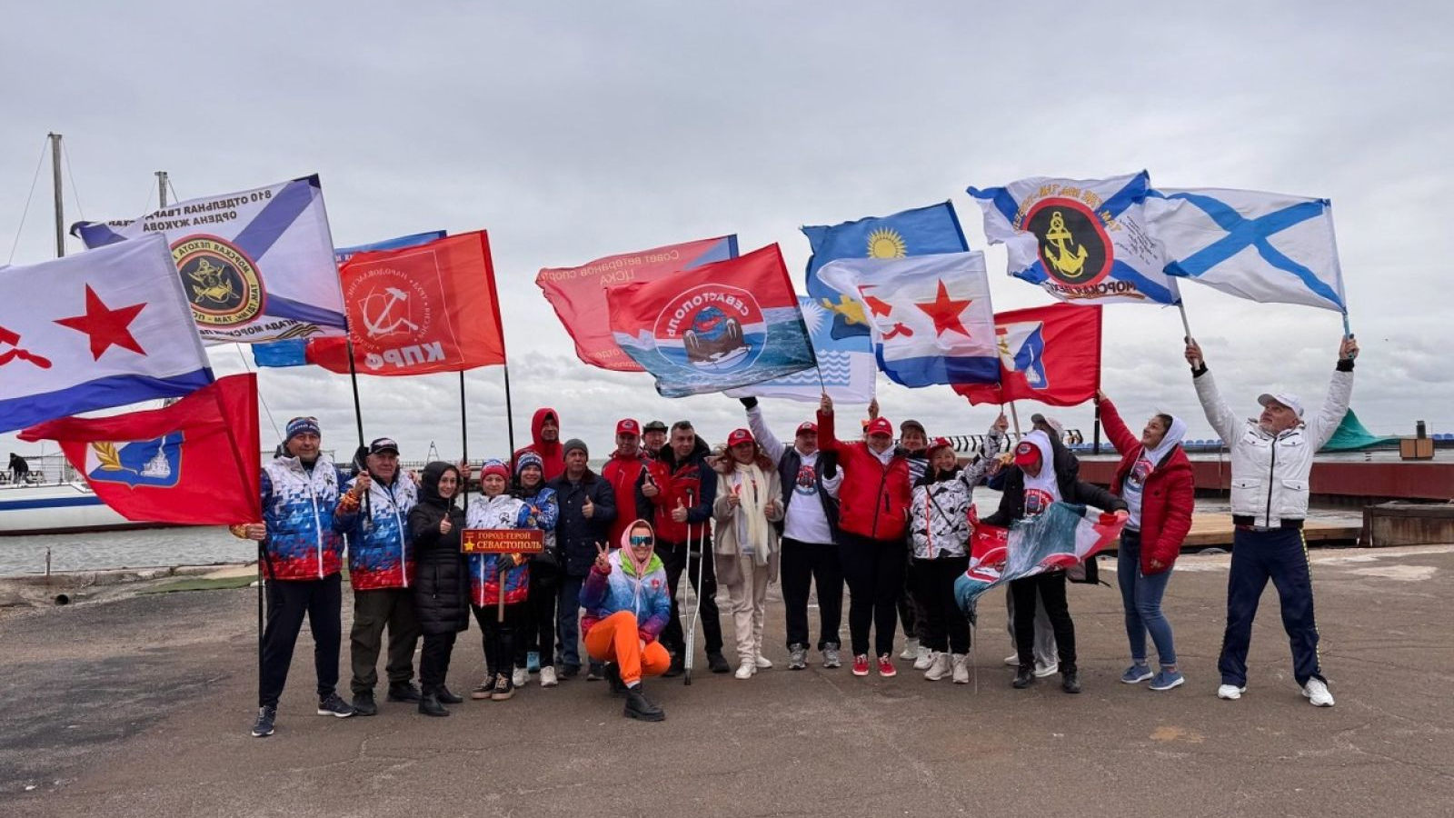 Ветераны спорта ЦСКА/Севастополь приняли участие в зимнем заплыве в Мариуполе