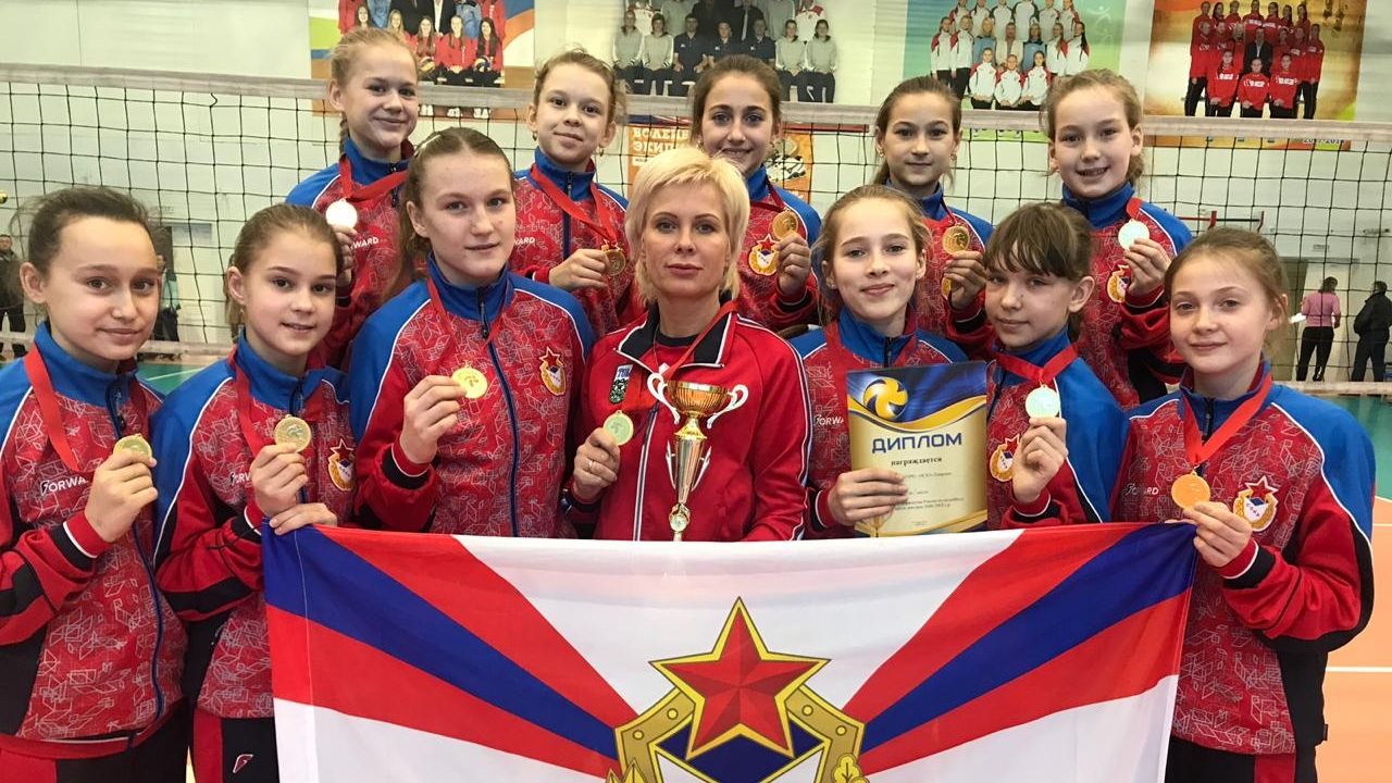 Начальник Центрального спортивного клуба Армии полковник Артем Громов поздравил юных волейболисток Хакасии (ЦСКА/Самара) с блестящей победой на первенстве России