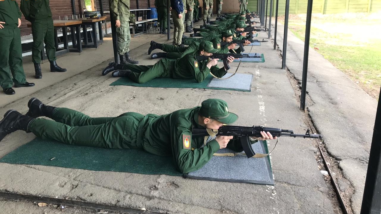«Вперед и в бой»: Новобранцы спортивных рот ЦСКА приняли участие в занятиях по огневой подготовке