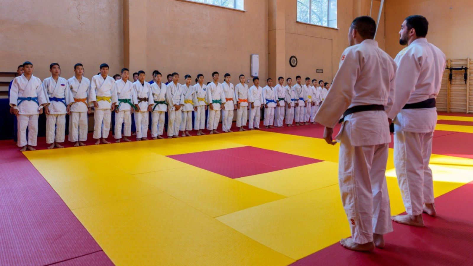 Олимпиец Нияз Ильясов провёл мастер-класс с юными дзюдоистами Тывы