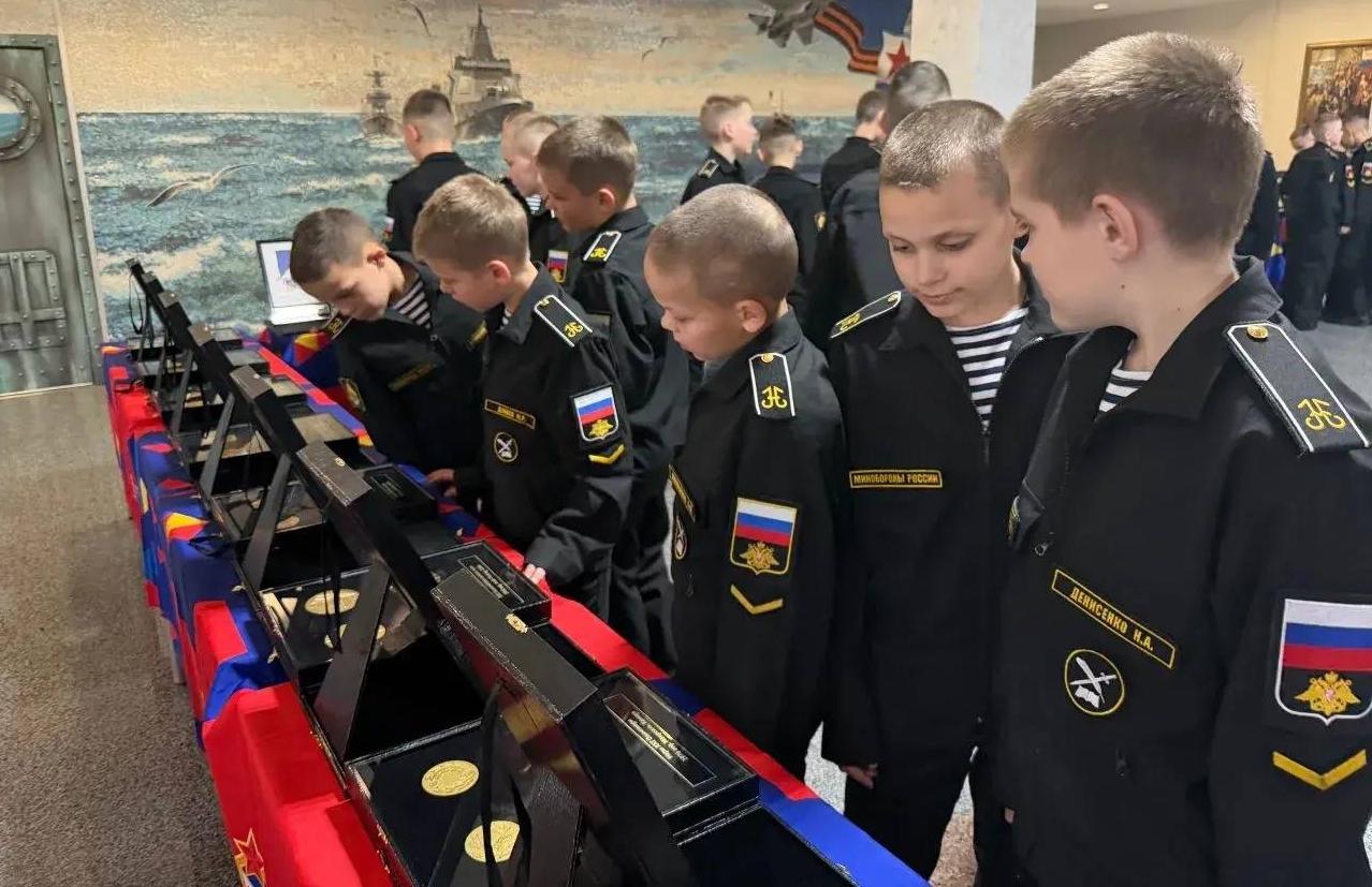 Командиры спортроты Севастополя представили олимпийские медали в кадетском училище 