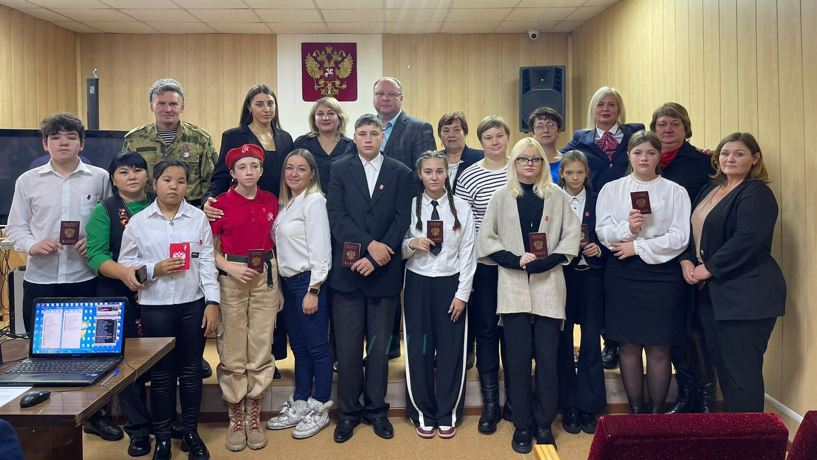 Тренер-преподаватель спортшколы «ЦСКА-Хакасия» самарского филиала ЦСКА Ирина Золотухина вручила российские паспорта самым достойным молодым гражданам Алтайского района Республики Хакасия