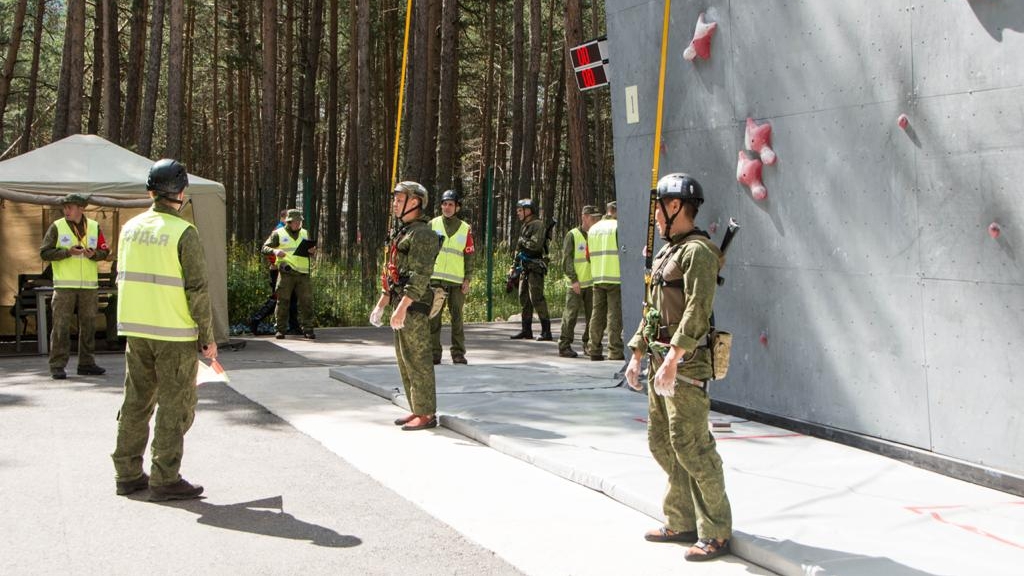 В Терсколе стартовал чемпионат Вооруженных Сил РФ по горному троеборью