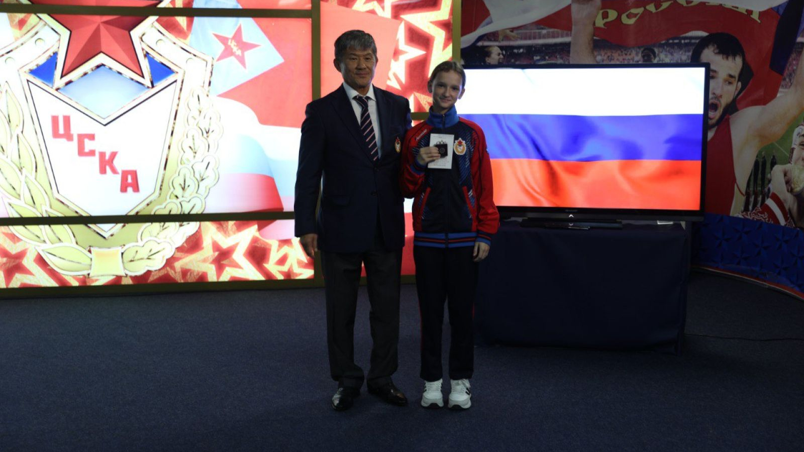 Начальник ЦСКА Артём Громов вручил знаки спортивных разрядов воспитанникам спортивных школ ЦСКА