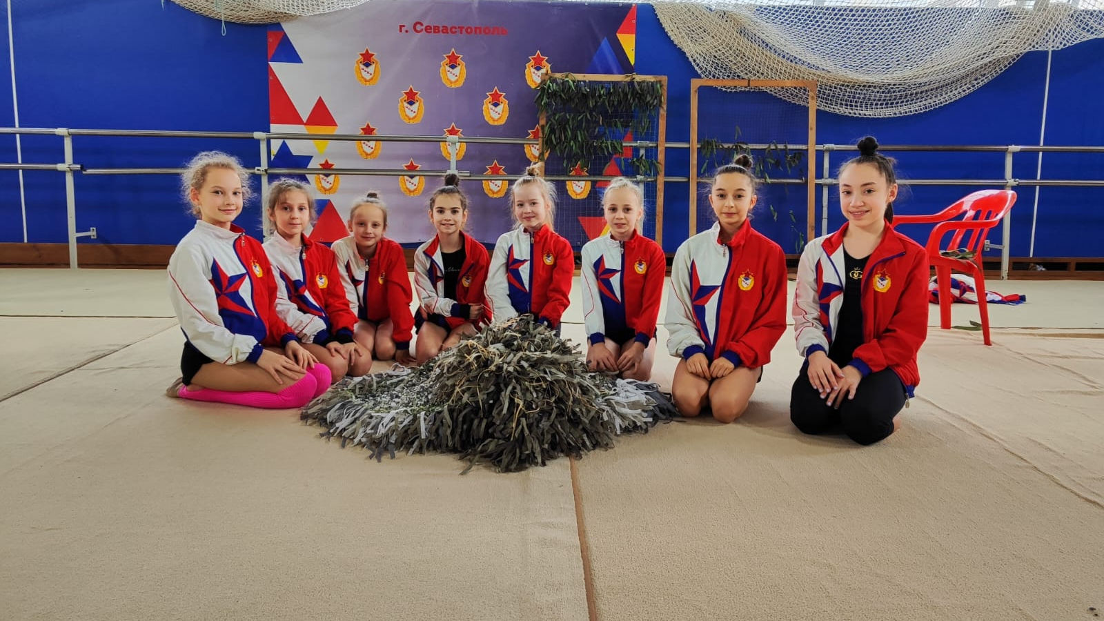 Гимнастки спортивной школы ЦСКА г. Геленджик плетут маскировочные накидки для участников специальной военной операции