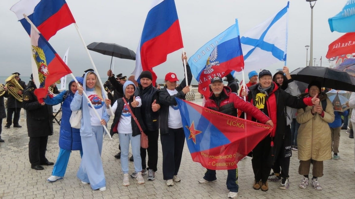 Жажда победы! Севастопольские ветераны спорта ЦСКА феерично открыли сезон зимнего плавания в холодной воде