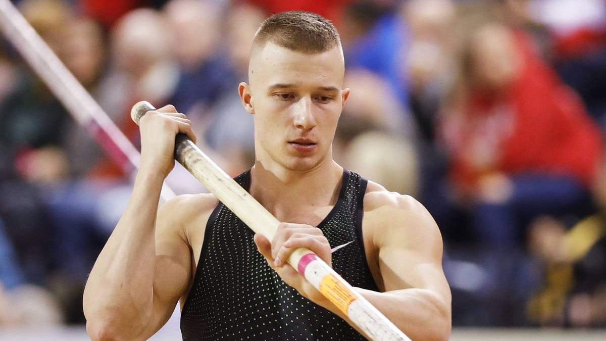 Армейский легкоатлет Георгий Горохов выиграл вторые соревнования по прыжкам с шестом в Москве Аксана Гатауллина стала третьей