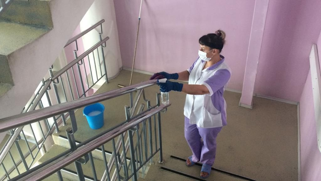 В СК «Океан» (г. Вилючинск) филиала ЦСКА/Хабаровск уборщицы работают в средствах индивидуальной защиты