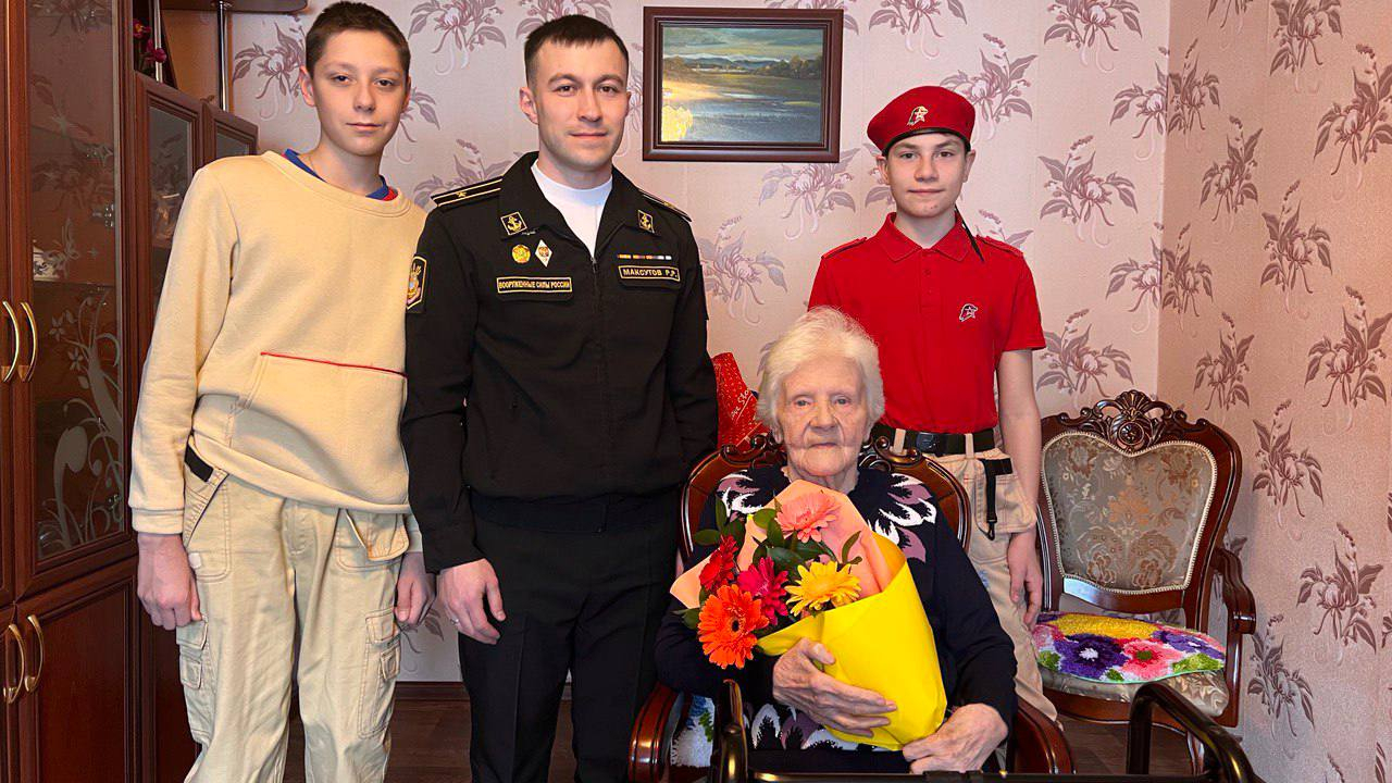 Юнармеец СОК (г. Вилючинск) филиала ЦСКА/Хабаровск Макар Ковтун поучаствовал в поздравлении блокадницы Александры Лазаренко