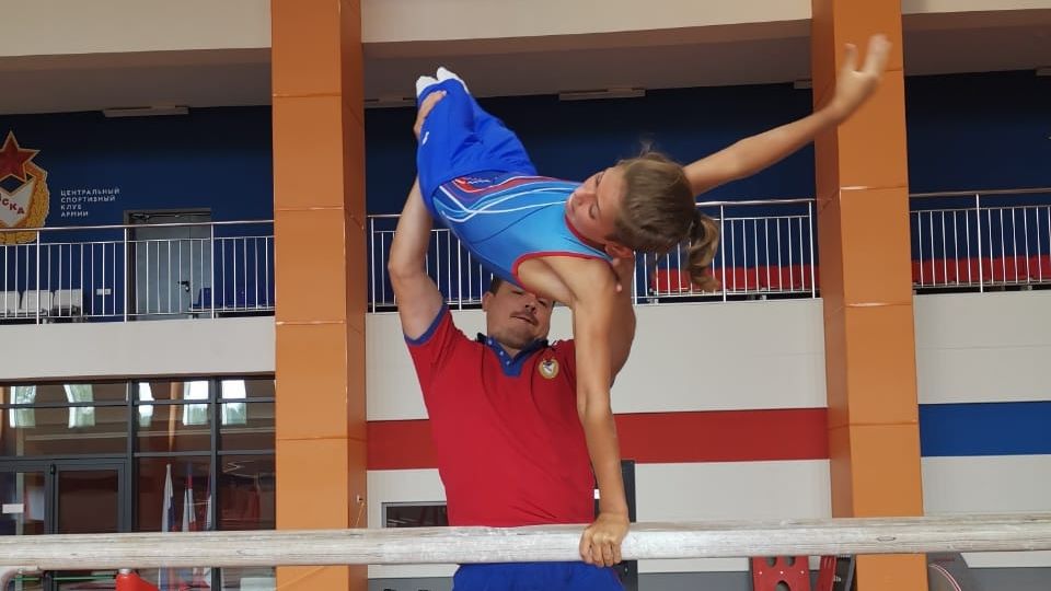Юные армейские гимнасты тренируются в залах и на специально оборудованных площадках на улице