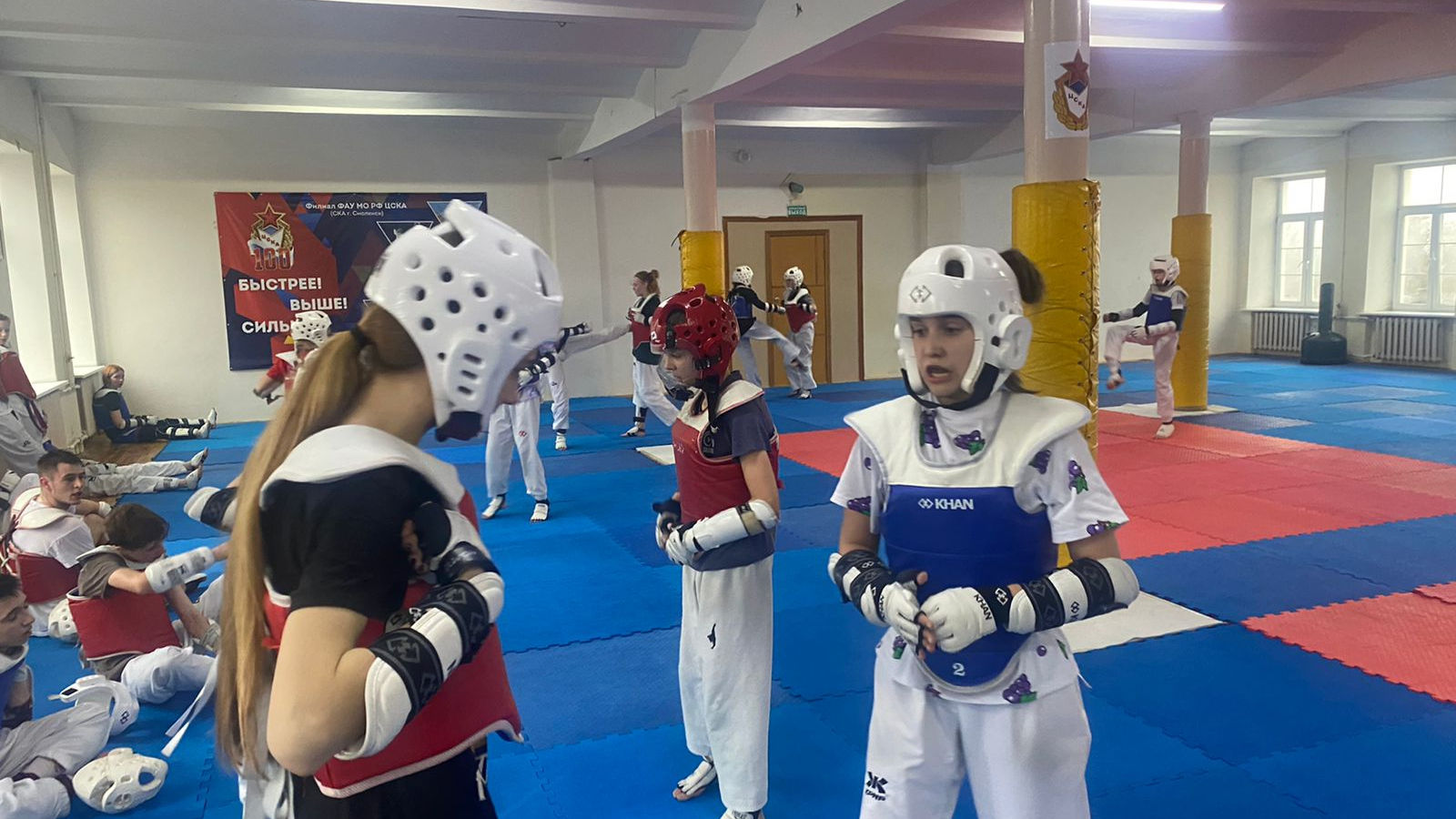 Сборная Смоленской области по тхэквондо готовится к Всероссийским соревнованиям на смоленской армейской базе