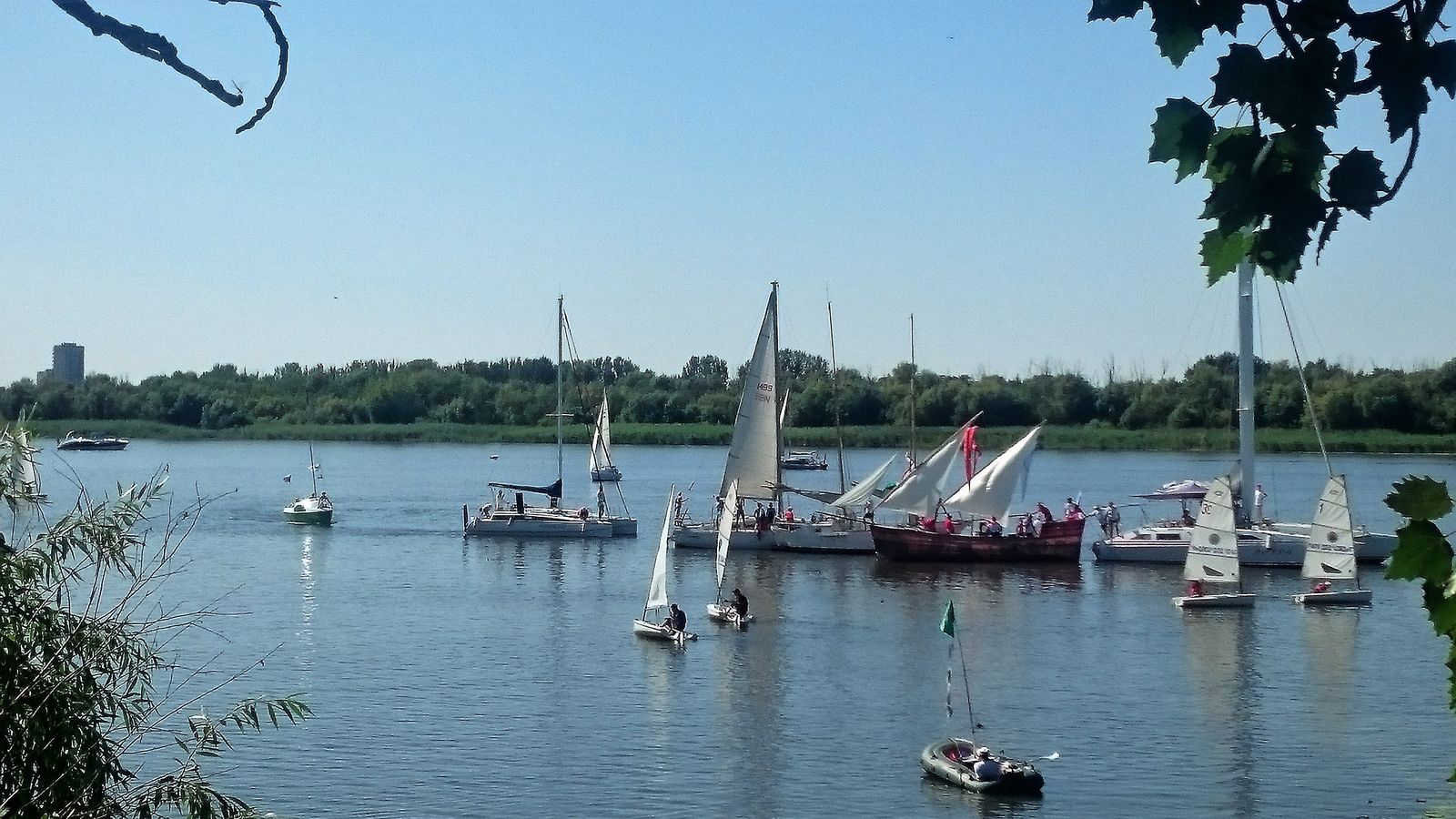 Астраханские армейцы приняли участие в фестивале традиционных и нетрадиционных плавательных средств «КАНАЛИЯ -2018»