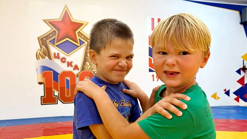 Из мальчиков в мужчин. В борцовском зале спорткомплекса ЦСКА/Самара прошли первые занятия воспитанников секции греко-римской борьбы