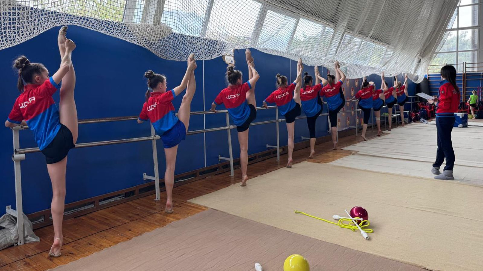 Гимнастки спортивной школы ЦСКА успешно выполнили контрольные нормативы