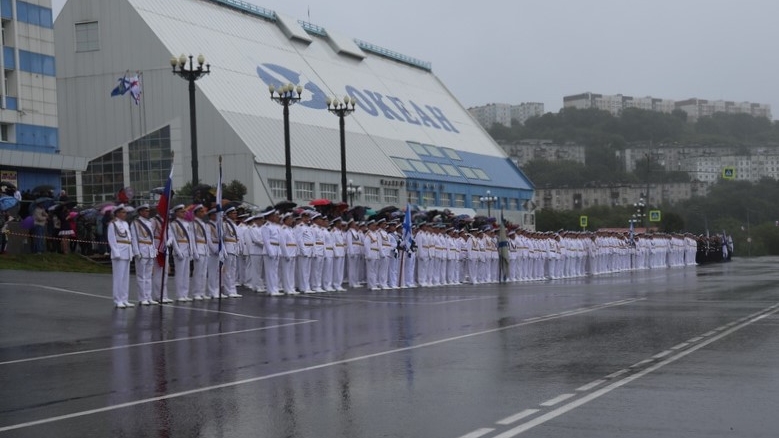В День ВМФ юнармейцы СОК (г. Вилючинск) филиала ЦСКА/Хабаровск приняли участие в возложении цветов к памятнику погибшим подводникам