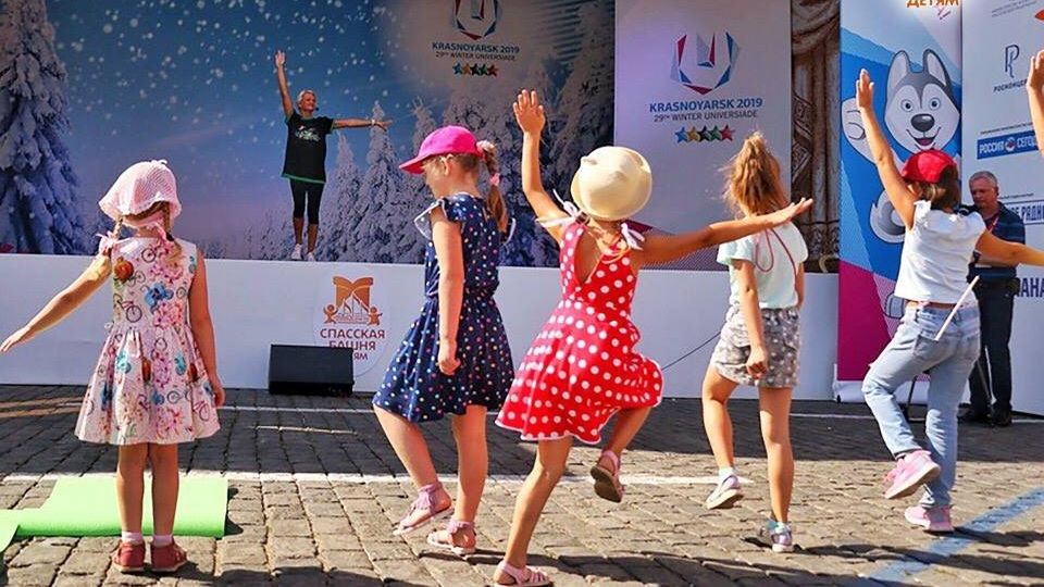 Первый заместитель начальника ЦСКА Светлана Хоркина провела зарядку на фестивале «Спасская башня детям»