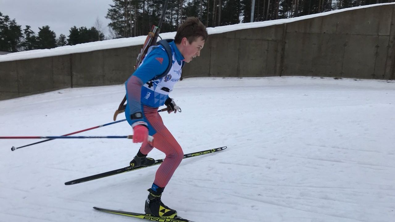 Армеец Даниил Серохвостов завоевал двойное «золото» на турнире по биатлону