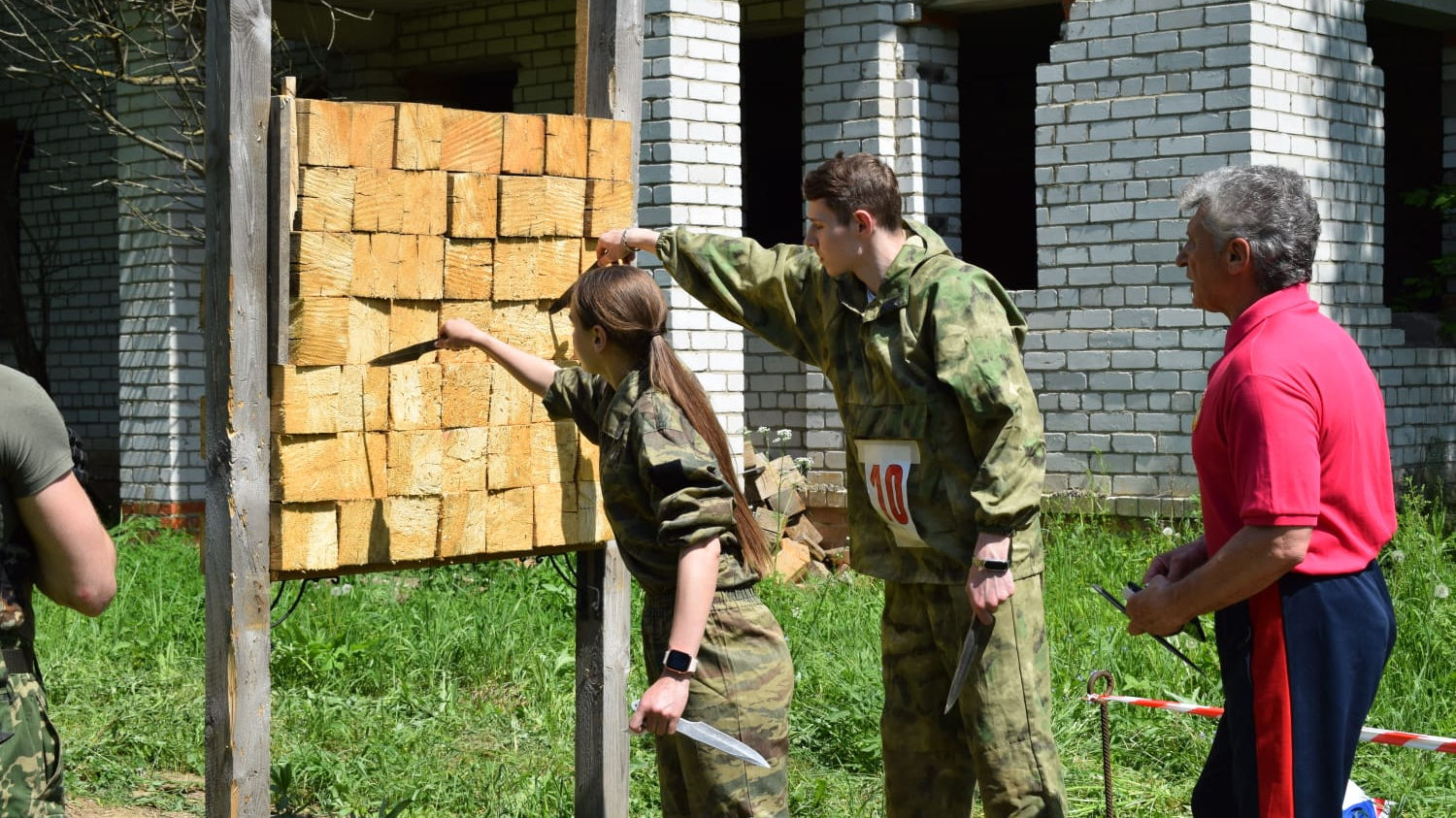 Тренер ЦСКА провел показное выступление по метанию малой пехотной лопаты и спортивных ножей на военно-патриотическом слете молодежи