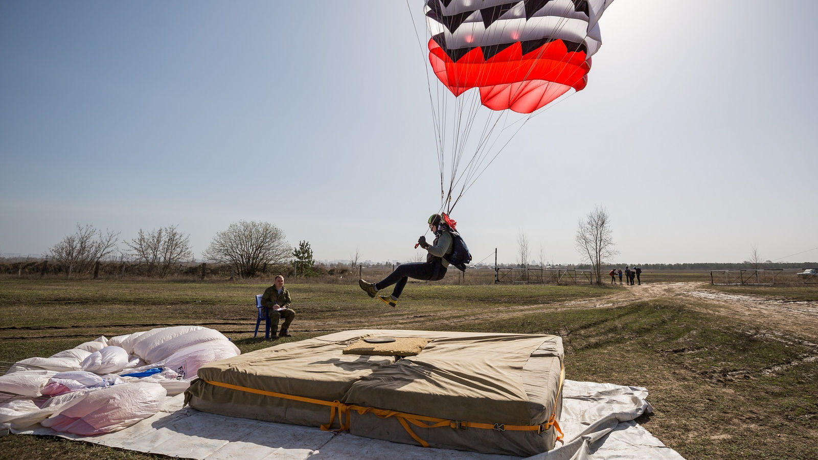 В небо с армейцами. Сборная ЦВО по парашютному спорту готовится к соревновательному сезону на вертолетах Аэроклуба ЦСКА/Самара