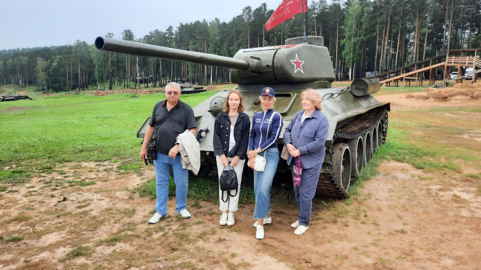 СОТРУДНИКИ СПОРТЦЕНТРА (Г. ИРКУТСК) ХАБАРОВСКОГО ФИЛИАЛА ЦСКА ПОСЕТИЛИ МЕМОРИАЛ ГЕРОЯМ СВО В ВОЕННО-ИСТОРИЧЕСКОМ МУЗЕЕ