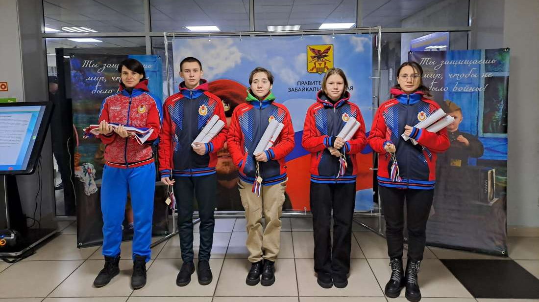 Воспитанники СШ (ОРК) (г. Чита) филиала ЦСКА/Хабаровск вместе с директором армейской спортшколы встретили в аэропорту участников СВО