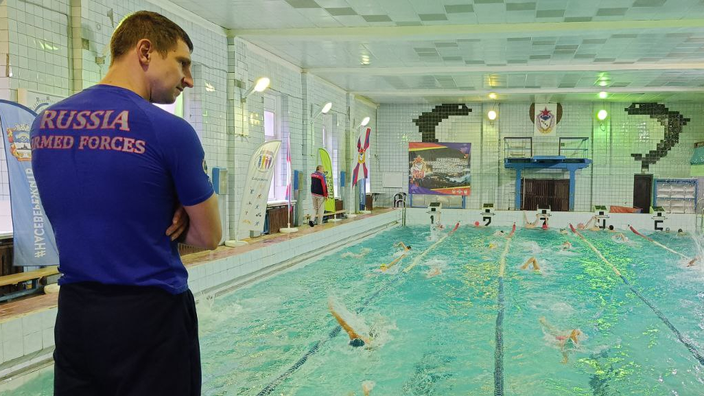 Николай Скворцов провел мастер-класс по плаванию для армейцев в Североморске