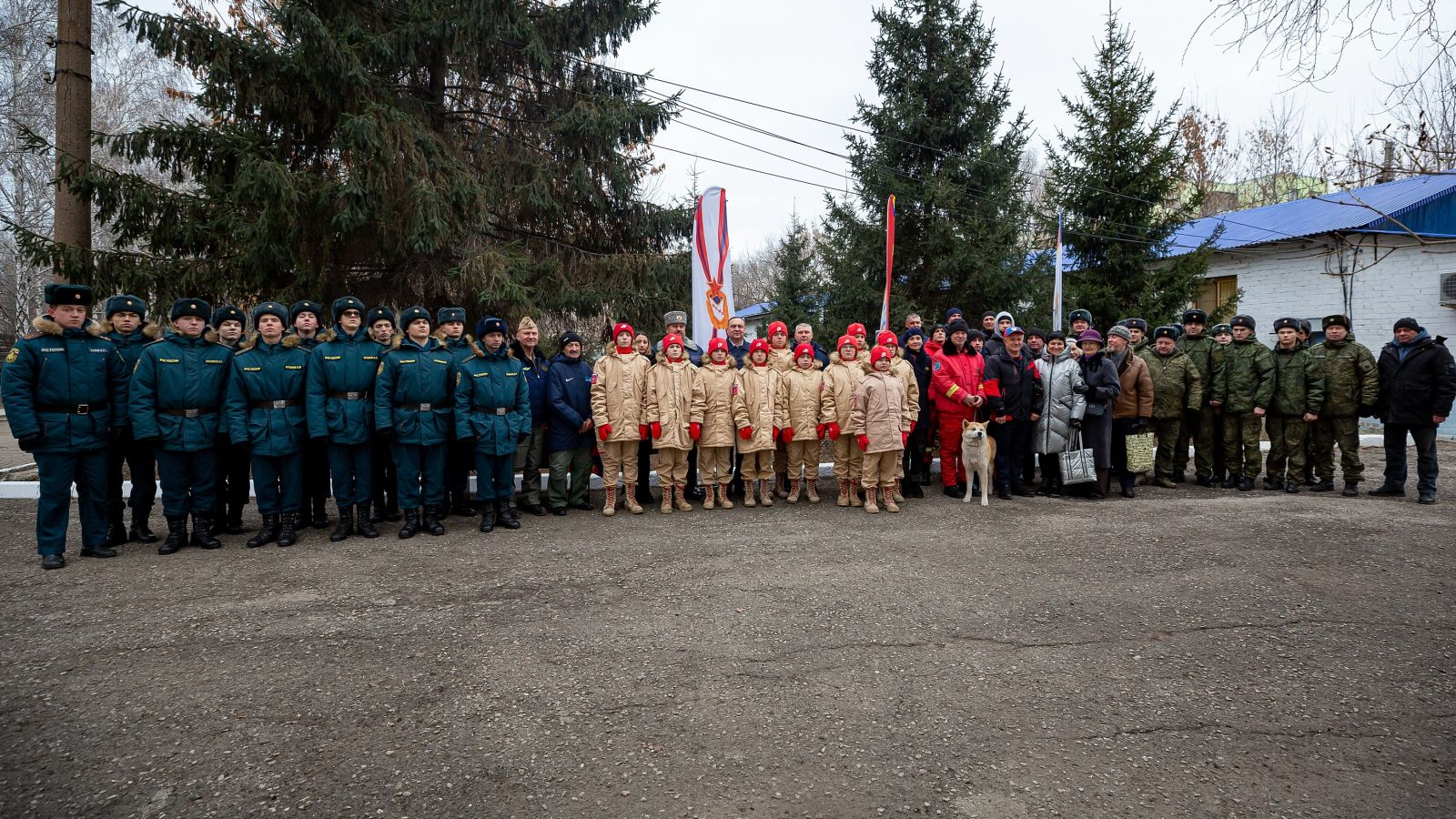 В Самаре прошла церемония открытия мемориальной таблички в честь 10000 прыжка с парашютом А. А. Осипова