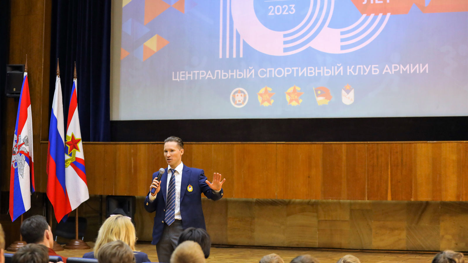 Армейские воспитанники встретились с известными спортсменами ЦСКА – регбистом Василием Артемьевым и пятиборцем Сергеем Карякиным