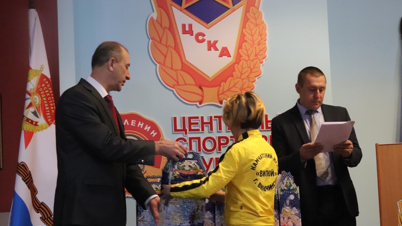 Мэр Вилючинска Виталий Ланин наградил лучших спортсменов города в том числе двух воспитанниц СШ (ОРК) (г. Вилючинск) филиала ЦСКА/Хабаровск