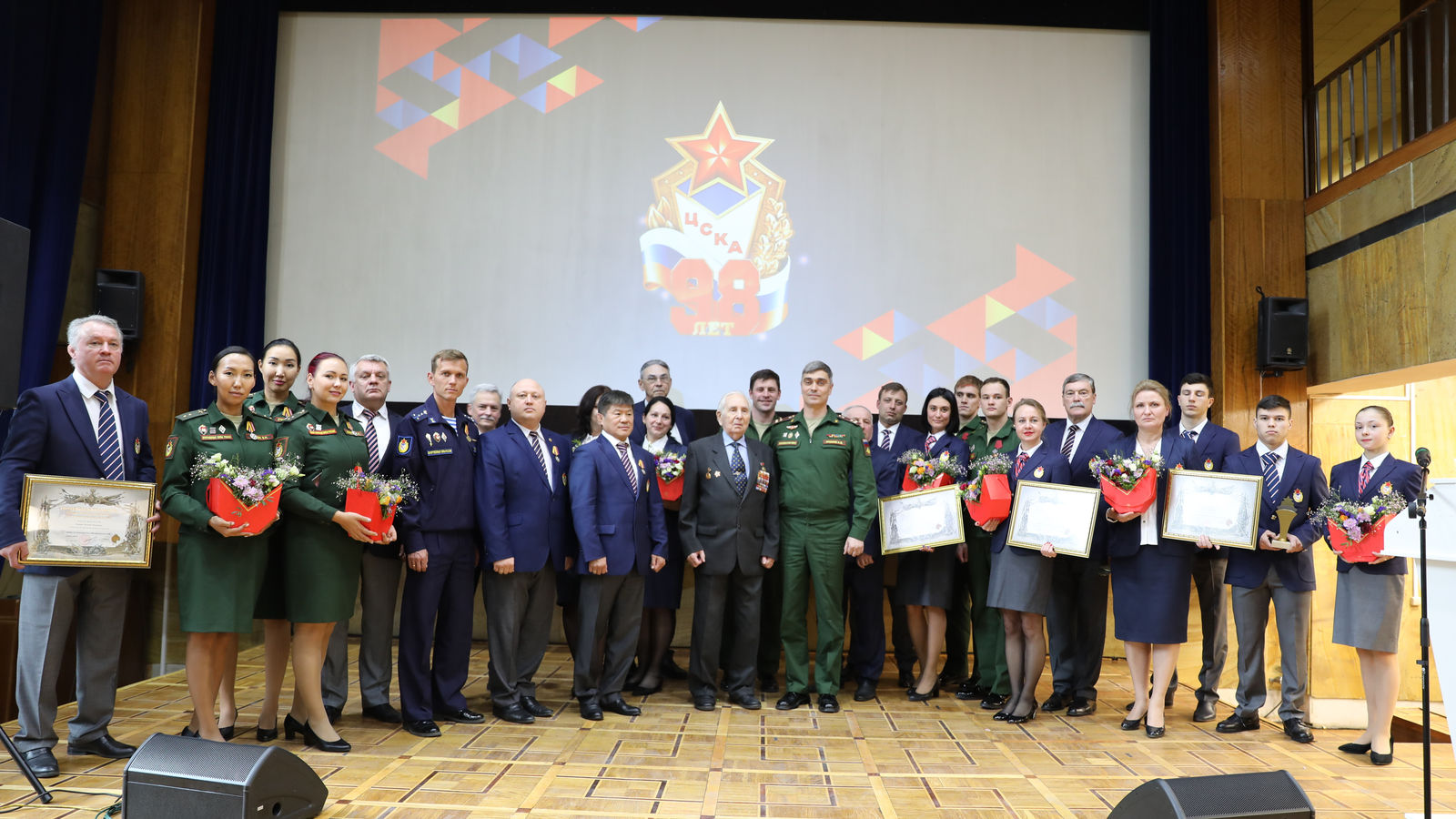 Начальник ЦСКА полковник Артем Громов вручил государственные и ведомственные награды спортсменам тренерам и сотрудникам армейского Клуба