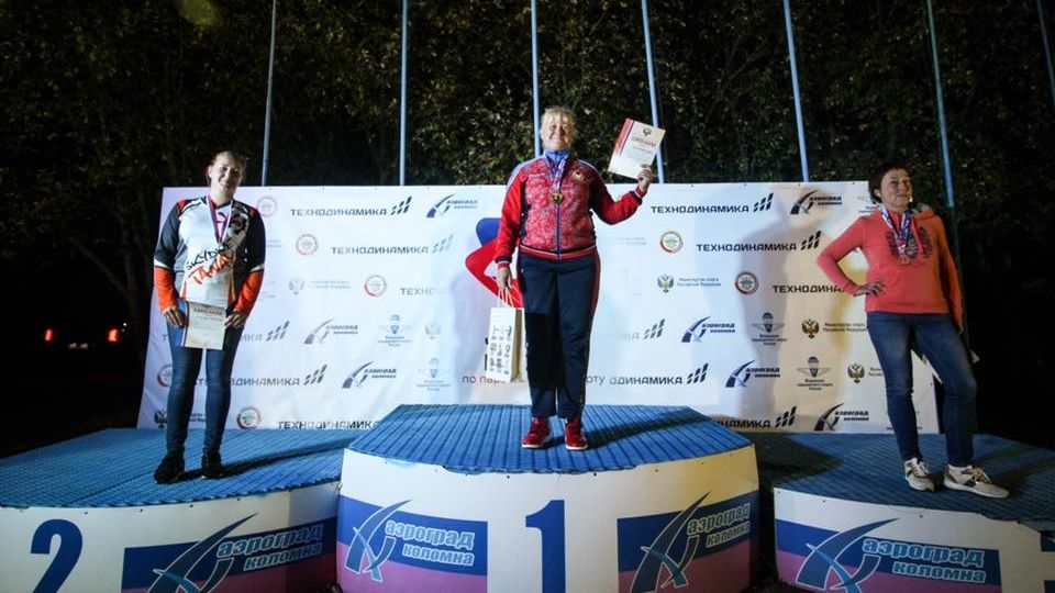 Армейская парашютистка Елена Лактионова стала чемпионкой России в скоростном падении установив новый рекорд страны