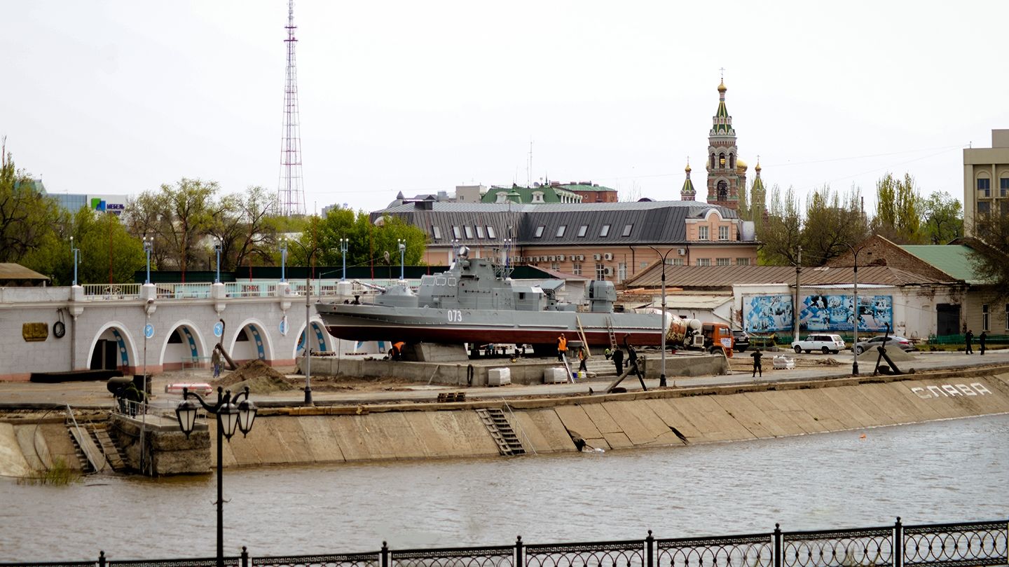 Бронекатер в центре Астрахани установлен как символ героизма моряков региона