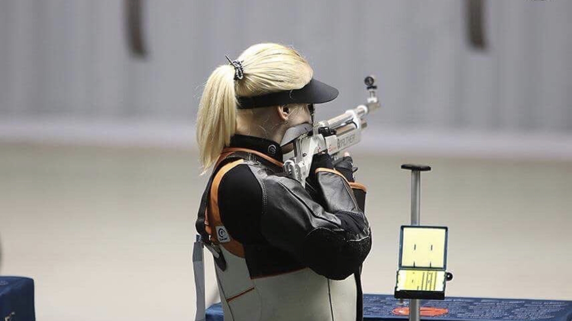 Спортсменка ЦСКА Юлия Каримова одержала победу в стрельбе из пневматической винтовки на соревнованиях в «Лисьей норе»