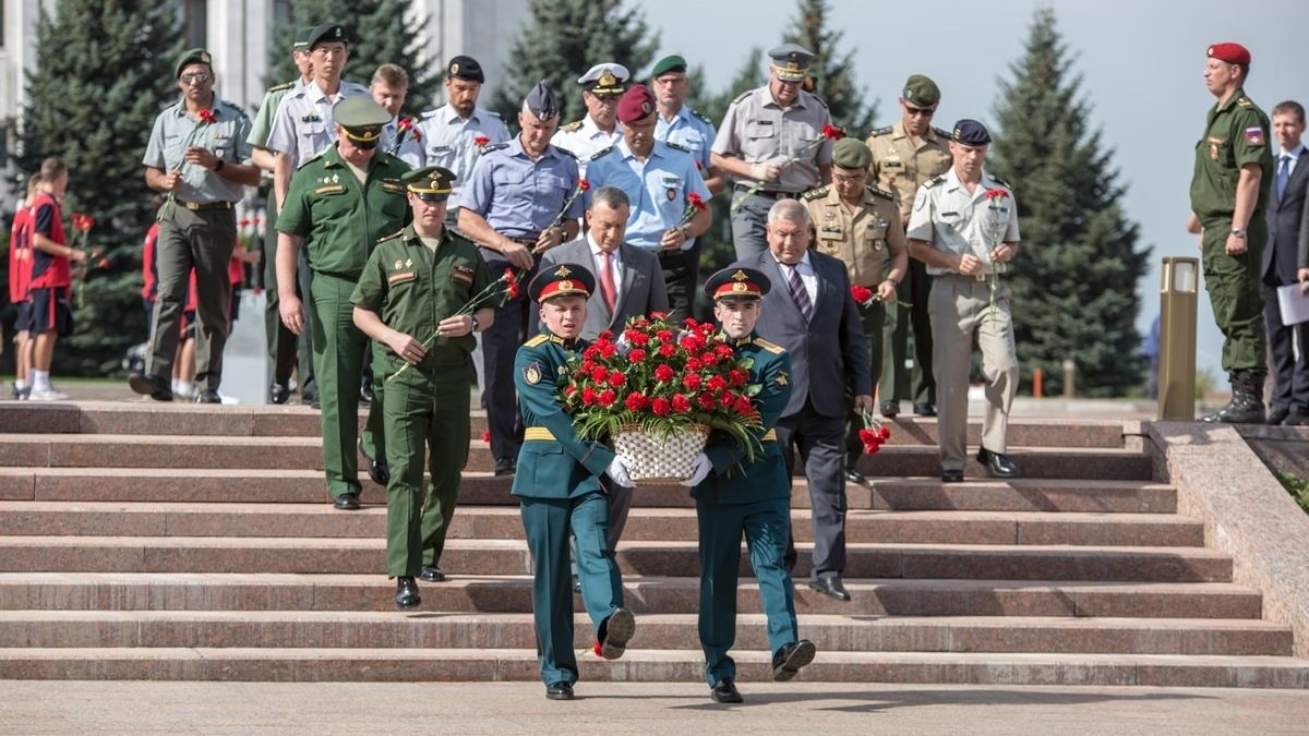 Представители CISM ЦСКА и делегаций участников 50-го чемпионата мира CISM по плаванию возложили цветы к Вечному огню в Самаре