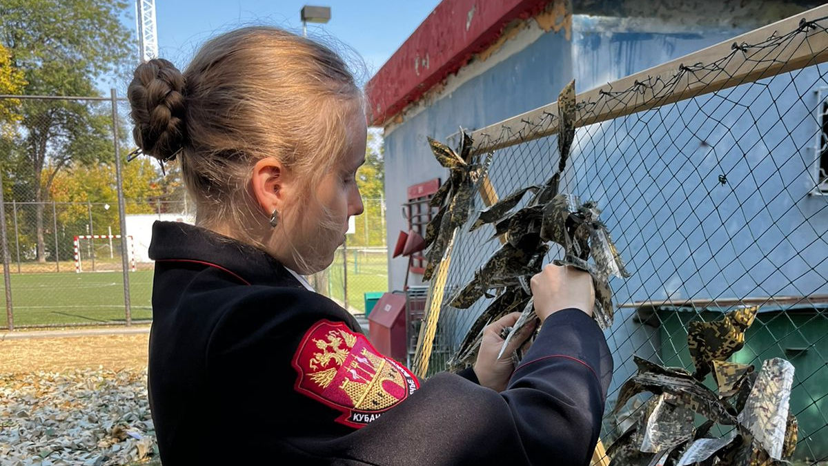 Воспитанники спортивного центра г. Краснодар помогают плести масксети для участников СВО