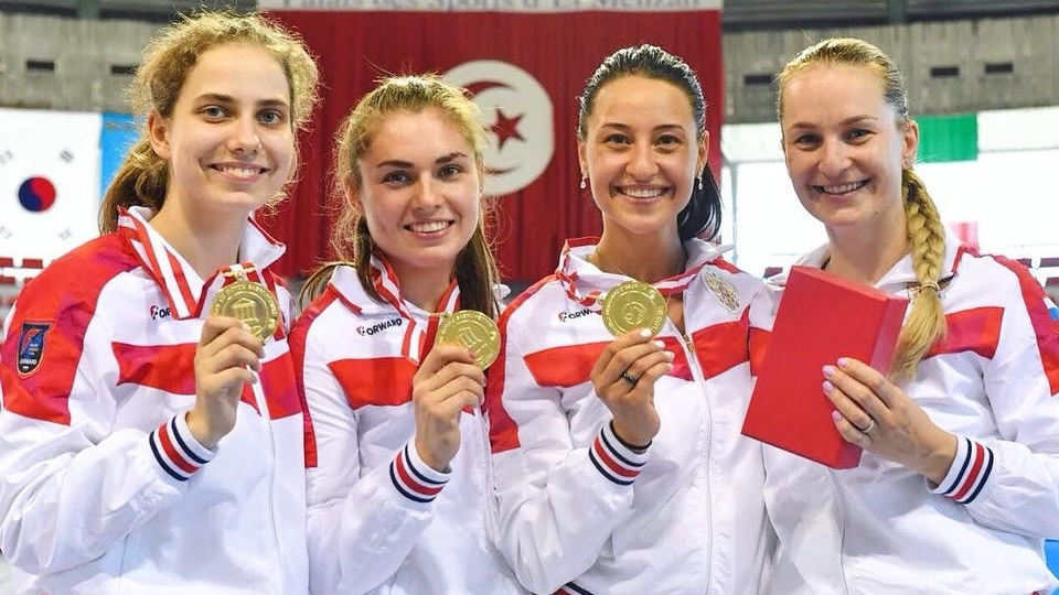 Армейские саблистки Яна Егорян и Софья Великая выиграли этап Кубка мира в составе команды