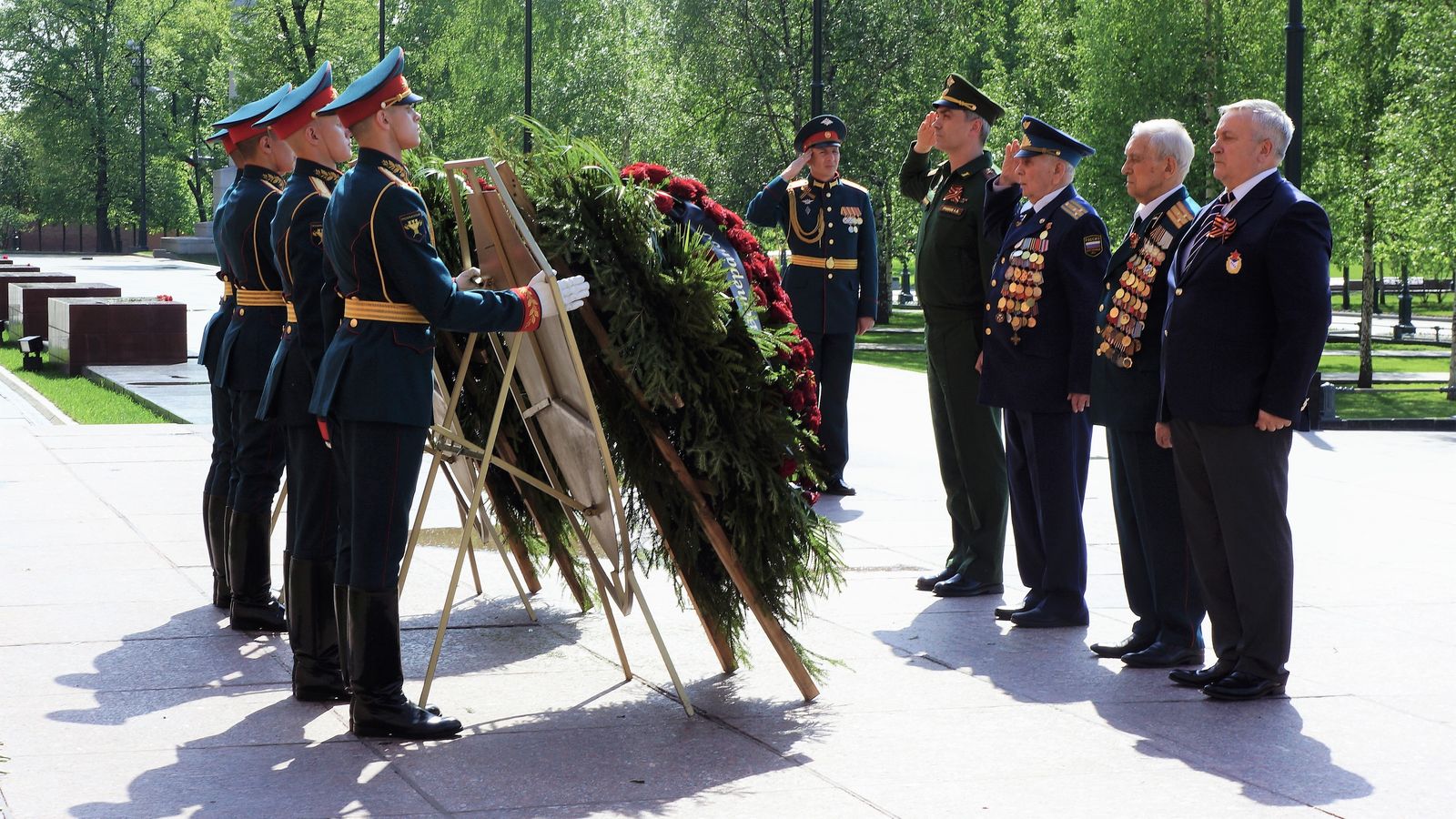 В преддверии Дня Победы руководство ветераны и спортсмены ЦСКА возложили цветы к Могиле Неизвестного Солдата